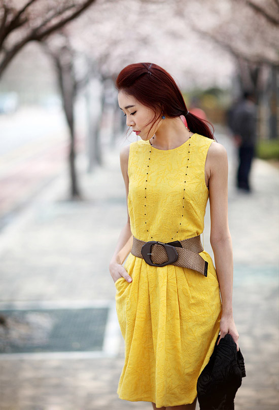 Nhẹ nhàng với váy vàng in hoa văn chìm tinh tế.