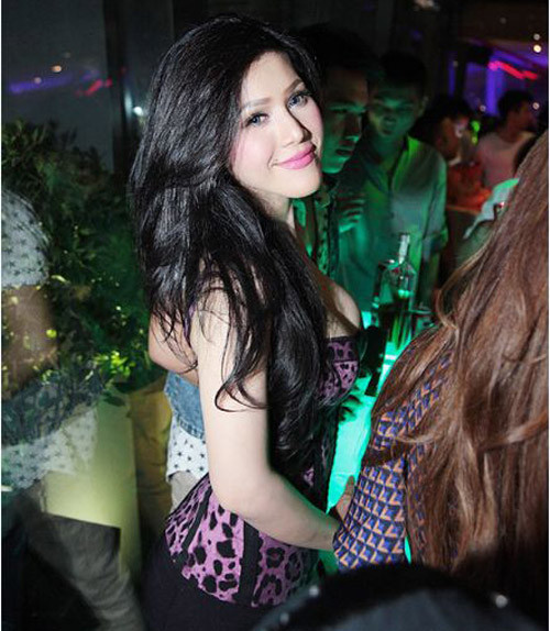 Người đẹp Maria Đinh Phương Ánh như muốn khiến ánh mắt cánh mày râu phải nổ tung vì vòm ngực cao đầy được độn đẩy chật ních sau chiếc áo top corset họa tiết chấm beo.