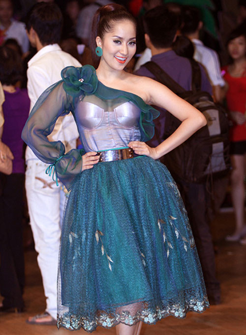 Không quá sexy nhưng nhiều người cho rằng Khánh Thy thực sự gây "nhức mắt".