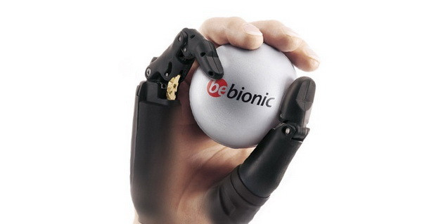Trong chế độ cầm và nhấc đồ vật lên, khối lượng tối đa mà BeBionic 3 có thể kham được lên tới 45kg, trong khi BeBionic phiên bản cũ chỉ nâng được đến 32kg. Cơ chế làm việc của BeBionic 3 dựa trên việc dò tìm những tín hiệu nhỏ trên da cánh tay của người sử dụng. Những tín hiệu đó sẽ được khuếch đại và dịch ra 1 trong 14 ngôn ngữ cử chỉ cho BeBionic 3 thực hiện. Trong chế độ cầm và nhấc đồ vật lên, khối lượng tối đa mà BeBionic 3 có thể kham được lên tới 45kg, trong khi BeBionic phiên bản cũ chỉ nâng được đến 32kg. Cơ chế làm việc của BeBionic 3 dựa trên việc dò tìm những tín hiệu nhỏ trên da cánh tay của người sử dụng. Những tín hiệu đó sẽ được khuếch đại và dịch ra 1 trong 14 ngôn ngữ cử chỉ cho BeBionic 3 thực hiện.
