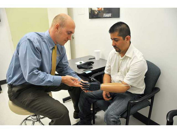 Theo nhà sản xuất, BeBionic 3 có phần khung làm từ nhôm với các vi mạch điện tử được cải tiến hơn rất nhiều so với hai phiên bản trước. Các khớp ngón tay cái cũng được thiết kế lại với động cơ mạnh hơn, cho lực nắm tăng gần gấp đôi, từ 7,6kg lên 14,3kg. Theo nhà sản xuất, BeBionic 3 có phần khung làm từ nhôm với các vi mạch điện tử được cải tiến hơn rất nhiều so với hai phiên bản trước. Các khớp ngón tay cái cũng được thiết kế lại với động cơ mạnh hơn, cho lực nắm tăng gần gấp đôi, từ 7,6kg lên 14,3kg.