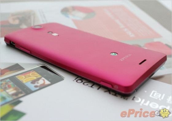 Vỏ ngoài bằng nhựa sần nên không bám dấu vân tay.