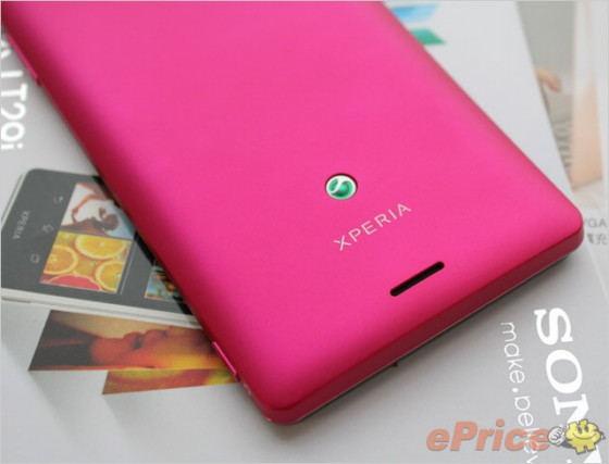 Loa ngoài trên lưng máy.