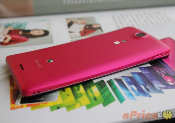 Nút nguồn bên cạnh trái.