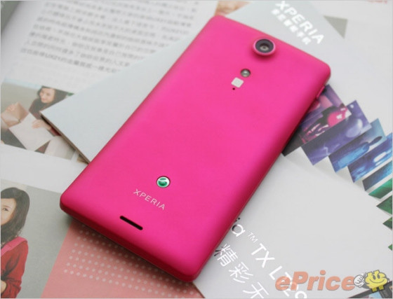 Cận cảnh Xperia TX màu hồng thời trang.