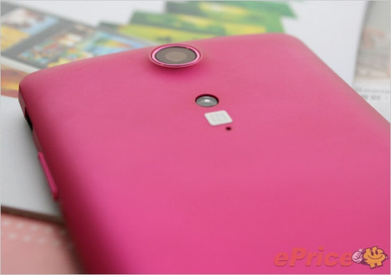 Cụm máy ảnh hơi nhô lên phía trên.