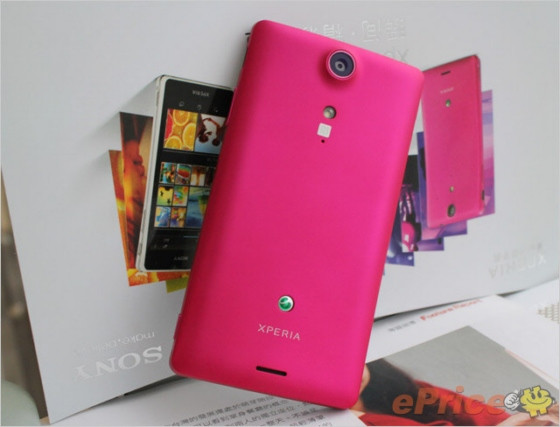 Camera chính 13MP với đèn flash LED và quay phim 1080p.