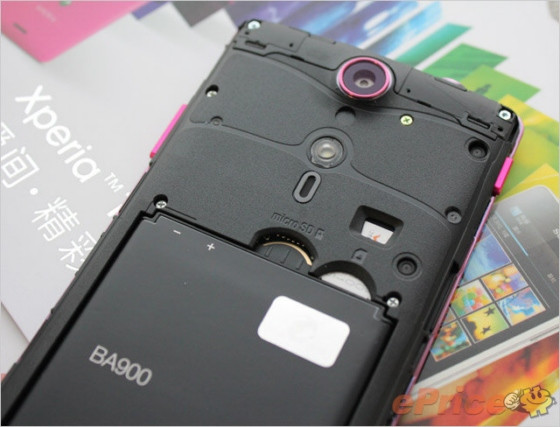 Khu vực bên dưới nắp pin.