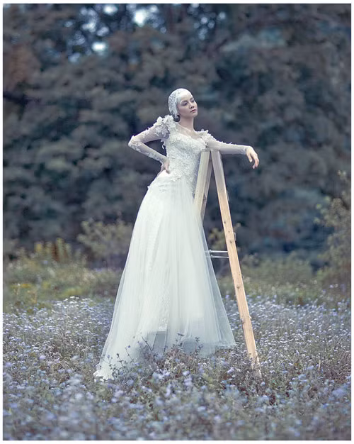 Trang Nhung khoe sắc giữa thiên nhiên.