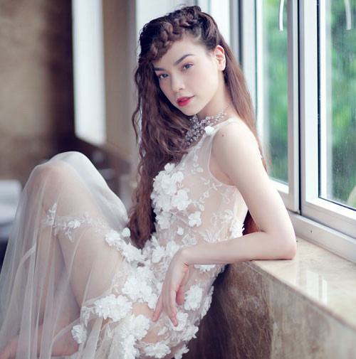 "Cô dâu" Hồ Ngọc Hà quyến rũ và ngọt ngào. "Cô dâu" Hồ Ngọc Hà quyến rũ và ngọt ngào.