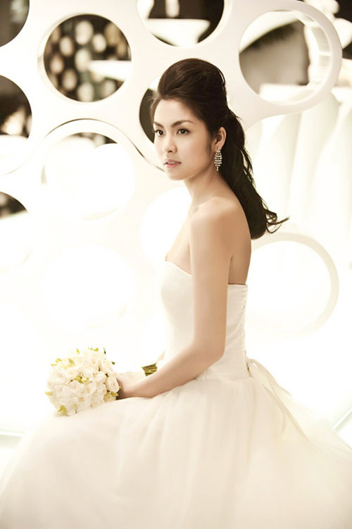 Sở hữu vẻ đẹp rạng ngời, nên dù là diễn viên, song Tăng Thanh Hà nhận được rất nhiều lời mời chụp hình. Nhiều người nhận xét, Hà Tăng hợp với những thiết kế váy cưới đơn giản, ít diêm dúa. Sở hữu vẻ đẹp rạng ngời, nên dù là diễn viên, song Tăng Thanh Hà nhận được rất nhiều lời mời chụp hình. Nhiều người nhận xét, Hà Tăng hợp với những thiết kế váy cưới đơn giản, ít diêm dúa.