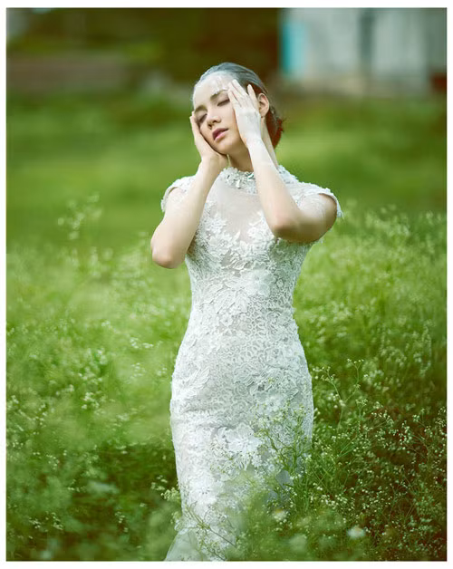 Chiếc váy cưới bó sát tôn lên cơ thể tuyệt đẹp của Trang Nhung.