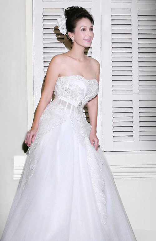 "Cô dâu" Diễm My xinh đẹp tuổi 50. "Cô dâu" Diễm My xinh đẹp tuổi 50.