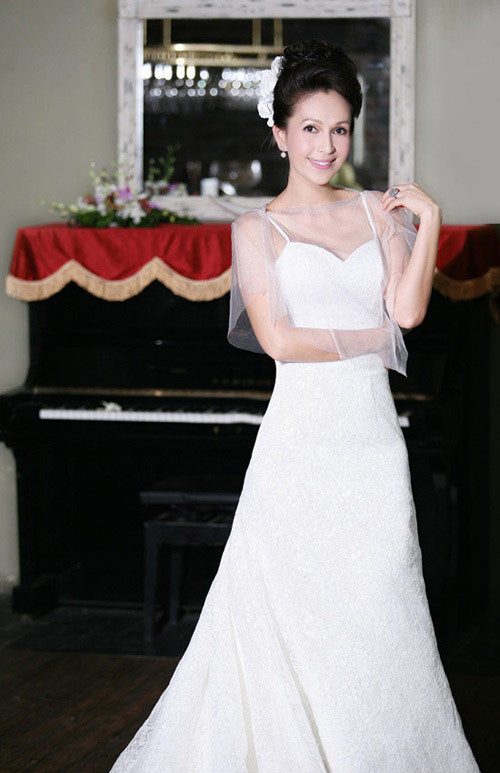 Mặc dù đã 50 tuổi, song khi khoác lên mình chiếc váy cưới, nữ diễn viên gạo cội Diễm My vẫn trẻ trung, xinh đẹp chẳng thua gì lớp "đàn em". Mặc dù đã 50 tuổi, song khi khoác lên mình chiếc váy cưới, nữ diễn viên gạo cội Diễm My vẫn trẻ trung, xinh đẹp chẳng thua gì lớp "đàn em".