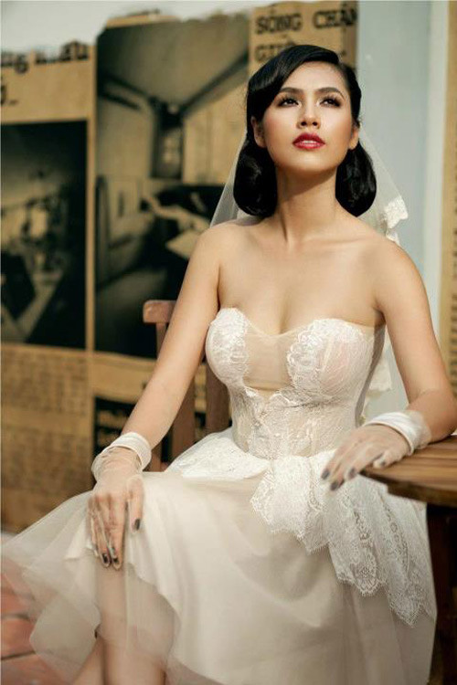 Hoàng My khoe vòng 1 và khe ngực đầy cảm xúc trong chiếc váy cưới cúp ngực cực sexy. Hoàng My khoe vòng 1 và khe ngực đầy cảm xúc trong chiếc váy cưới cúp ngực cực sexy.