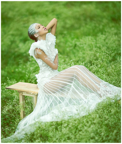 "Cô dâu" Minh Triệu trong thật quyến rũ trước màu xanh mướt của thiên nhiên. "Cô dâu" Minh Triệu trong thật quyến rũ trước màu xanh mướt của thiên nhiên.