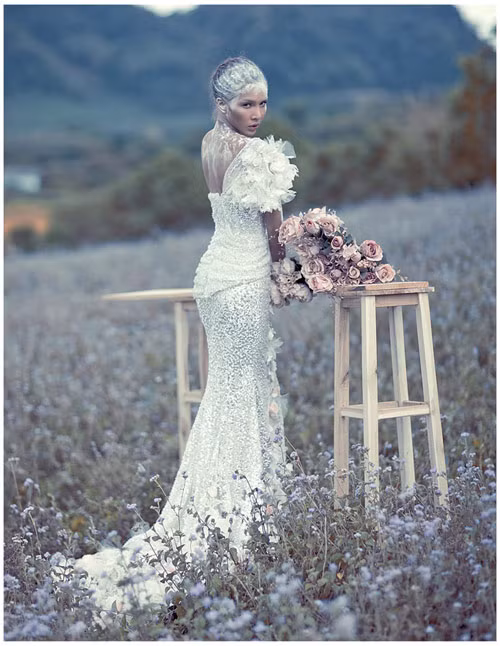 Minh Triệu quyến rũ trong chiếc đầm đuôi cá lệnh vai của NTK Hoàng Hải.