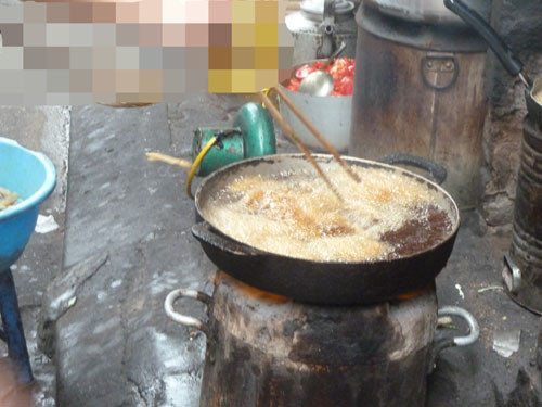 Theo chị T.H, chủ một của hàng bún cá ở trên đường Nguyễn Phong Sắc (Cầu Giấy, Hà Nội), chị cũng không biết cá họ lấy từ đâu và chế biến như thế nào, chỉ biết họ giao hàng tận nơi, giá thành hợp lý thì cửa hàng nhập.