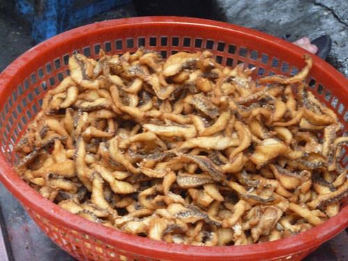 Còn đây là cá đã được rán giòn và chuẩn bị đến với các "thượng đế"