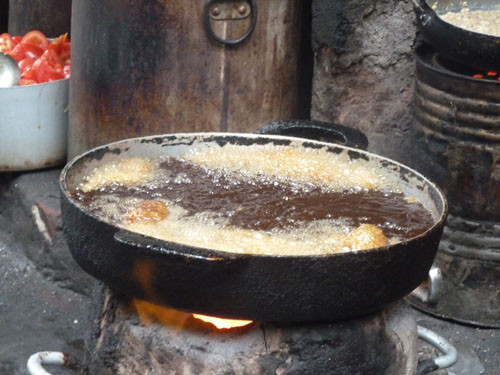 Tại cửa hàng bún,thịt cá được tẩm ướp kỹ với gia vị và được rán giòn trong chảo dầu, mỡ dầu mỡ đã chuyển màu đặc sánh thế này.