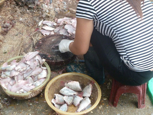 Cá được lọc ở chợ khi người mua hàng đã vãn.