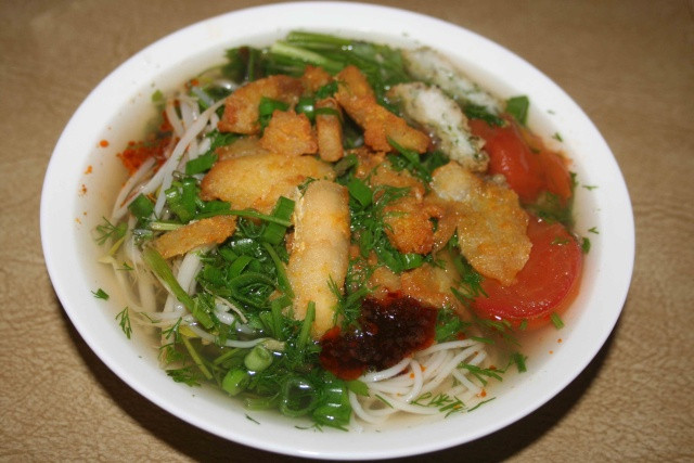 Bát bún cá ngon lành và nóng hổi khiến thực khách tấm tắc khen ngon mà không hề biết các công đoạn chế biến khá "rợn người" trước đó.