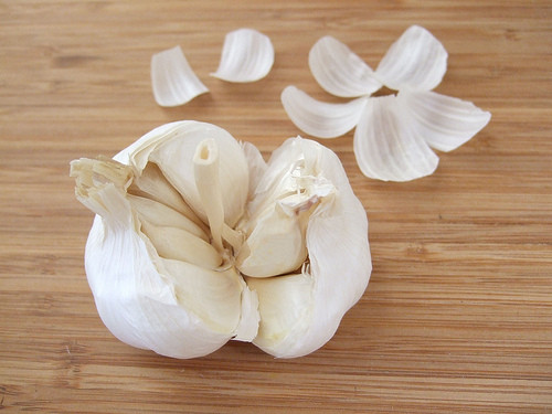15. Tỏi: Tỏi có hàm lượng những chất chống oxy hoá mạnh nhất trong số những gia vị thông dụng. Tỏi vị cay, tính ấm, có thể tăng cường sự lưu thông khí huyết, sát trùng, sát khuẩn, cải thiện độ mỡ trong máu, tăng cường sức đề kháng để phòng chống nhiều loại bệnh khác nhau bao gồm các chứng cảm cúm.