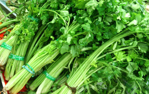 14. Cần tây: Cần tây giàu axit folic - nhân tố cần thiết để tổng hợp chất miễn dịch. Loại rau này chứa một lượng lớn flavonoid và vitamin C có tác dụng chống oxy hóa và tăng cường sức đề kháng của cơ thể, thúc đẩy sự tổng hợp các chất kháng virus như interferon nên giúp cơ thể giảm nguy cơ mắc cúm.