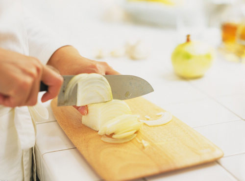 16. Hành tây: Hành tây giúp tăng cường chức năng tiêu hoá, và đặc biệt có lợi cho gan. Hành tây kết hợp với các lại rau củ giàu chất xơ như hoa lơ xanh, cà rốt, rau cần…sẽ giúp phân giải các độc tố tích tụ trong cơ thể hiệu quả hơn, mang lại công dụng bài độc rõ rệt.