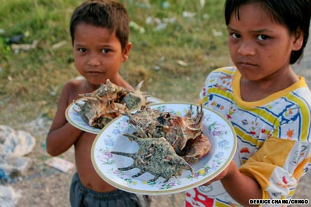 Những người dân ở đây không bao giờ đặt chân lên đất liền trừ khi muốn trao đổi những hải sản họ đánh bắt được để lấy gạo và nước ngọt, đóng tàu mới hoặc chôn cất người chết. Đôi khi, họ còn cảm thấy khó chịu khi phải ở trên đất liền quá lâu.