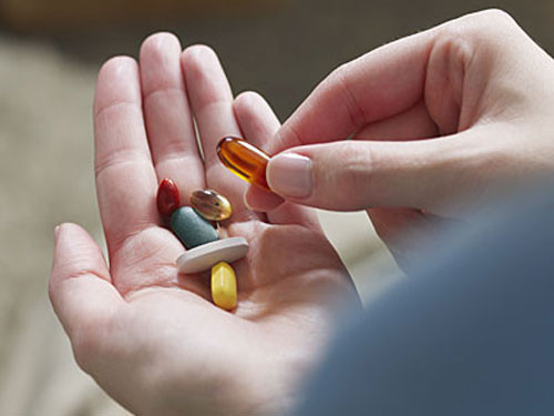 Lạm dụng viên vitamin: Bổ sung vitamin qua việc ăn uống lành mạnh tốt hơn nhiều so với việc bạn dùng viên vitamin bổ sung hàng ngày. Bạn chỉ nên dùng viên vitamin bổ sung ở mức độ vừa phải và nên tham khảo ý kiến bác sĩ trước khi sử dụng.