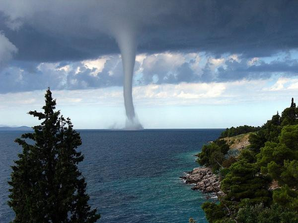 Tùy theo vị trí mà vòi rồng được chia thành 2 loại: vòi rồng trên đất liền và vòi rồng trên biển. Vòi rồng trên biển được chia tiếp làm hai loại: xảy ra khi thời tiết đẹp và lúc có bão lớn. Trong bức ảnh này, điều kiện thời tiết tương đối ổn định: mặt biển tương đối bằng phẳng và hầu như không có gió.