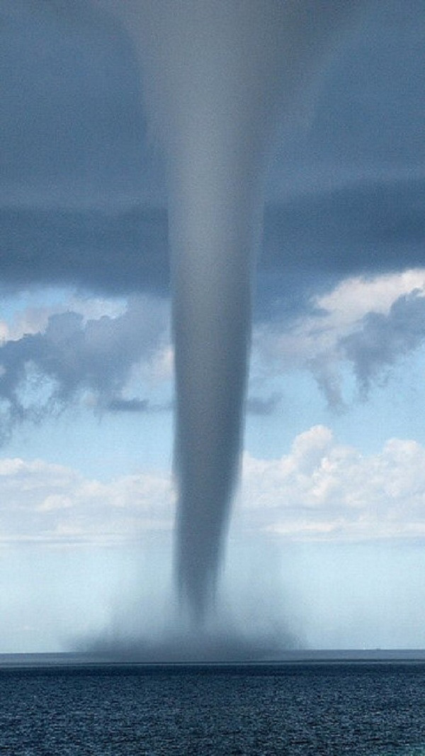 Vòi rồng loại “thời tiết đẹp” này thường xảy ra ở các vùng ven biển ấm ở khu vực nhiệt đới và cận nhiệt đới. Chúng hình thành do tương tác giữa nước biển ấm và không khí lạnh bên trên. Vòi rồng trong ảnh được xếp vào loại yếu với tốc độ gió không quá 30m/giây và thời gian tồn tại không lâu hơn 20 phút. Trên thang phân loại gió từ EF, nó chỉ được xếp vào mức EF0 (mức yếu nhất trong thang chia từ EF0 đến EF5). Nếu vòi rồng này chạm vào bờ biển, nó sẽ tan gần như ngay lập tức.