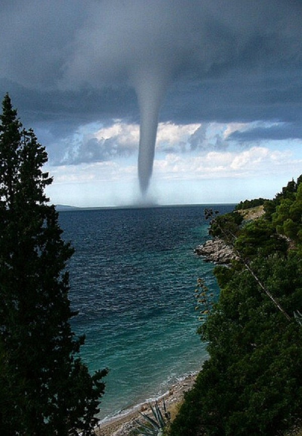 Từ điều kiện thời tiết nêu trên, vòi rồng biển trong ảnh thuộc loại “thời tiết đẹp”. Chúng phổ biến hơn và yếu hơn về cường độ so với loại vòi rồng biển lúc bão tố. Thông thường, chúng ít khi di chuyển hoặc di chuyển chậm trên mặt biển.