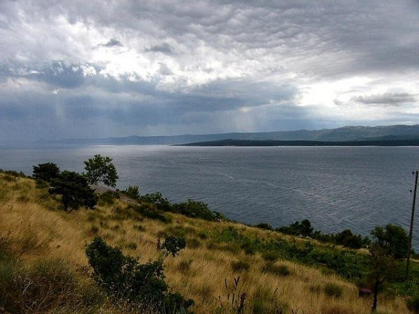 Theo lời của các nhân chứng, vòi rồng đột ngột biến mất và ngay sau đó, bầu không khí trở nên cực kỳ ngột ngạt và một trận mưa rào nặng hạt đã diễn ra.