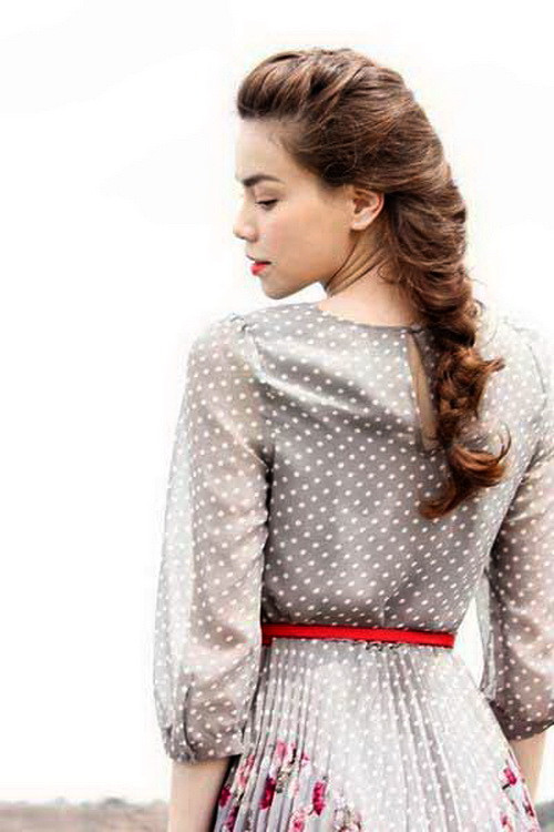 Hồ Ngọc Hà với kiểu tóc tết quý phái. Hồ Ngọc Hà với kiểu tóc tết quý phái.