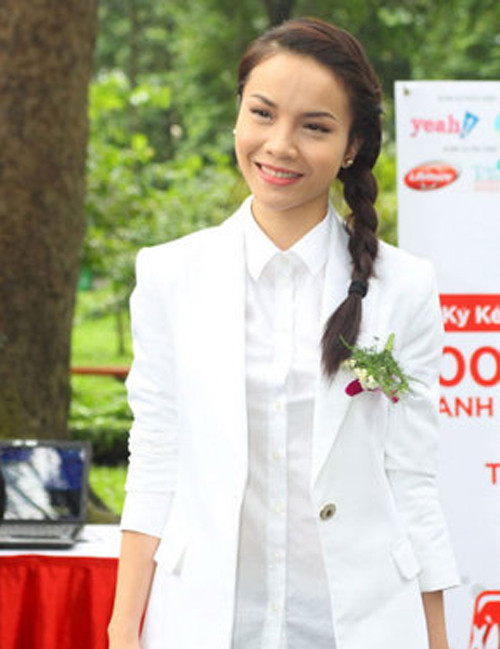 Yến Trang sẽ xinh hơn nếu như cô làm điệu với những suối tóc suông mượt hoặc xoăn gợn song Yến Trang sẽ xinh hơn nếu như cô làm điệu với những suối tóc suông mượt hoặc xoăn gợn song