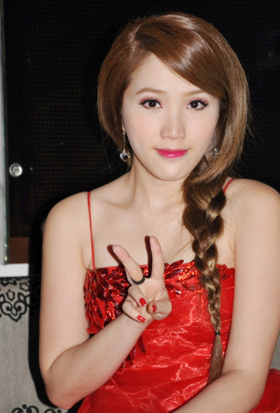 Bảo Thy nhí nhảnh với tóc bím đuôi sam vén một bên vai. Bảo Thy nhí nhảnh với tóc bím đuôi sam vén một bên vai.