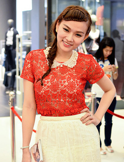 Thu Thủy có lẽ đã dành rất nhiều thời gian để hoàn thành kiểu tóc này. Nhưng hiệu quả nó mang lại thì ngược hoàn toàn với những gì cô mong đợi. Thu Thủy có lẽ đã dành rất nhiều thời gian để hoàn thành kiểu tóc này. Nhưng hiệu quả nó mang lại thì ngược hoàn toàn với những gì cô mong đợi.