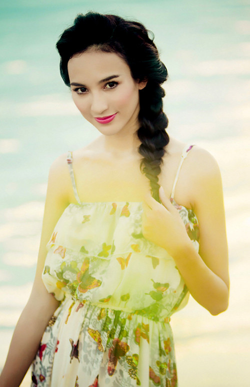 Ngọc Diễm làm tóc rất đẹp nhưng phong cách trang điểm của cô lại không phù hợp với kiểu tóc này. Ngọc Diễm làm tóc rất đẹp nhưng phong cách trang điểm của cô lại không phù hợp với kiểu tóc này.