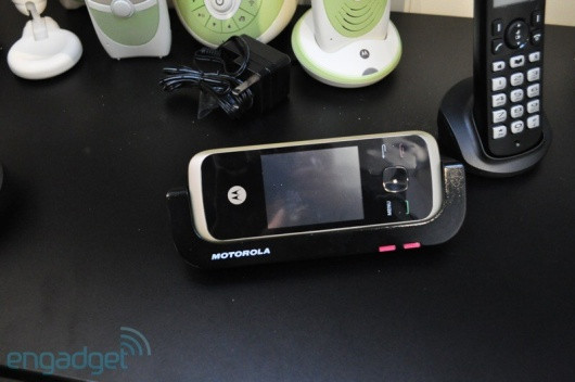 Motorola HS1001: Với tham vọng đánh bại đối thủ Touch Revolution nên Motorola cũng trình làng mẫu điện thoại bàn chạy hệ điều hành Android 1.6 vào thời điểm giữa năm 2010. Tuy nhiên, sản phẩm chưa bao giờ thành công trên thị trường quốc tế, nhất là tại quê nhà Mỹ. Motorola HS1001: Với tham vọng đánh bại đối thủ Touch Revolution nên Motorola cũng trình làng mẫu điện thoại bàn chạy hệ điều hành Android 1.6 vào thời điểm giữa năm 2010. Tuy nhiên, sản phẩm chưa bao giờ thành công trên thị trường quốc tế, nhất là tại quê nhà Mỹ.