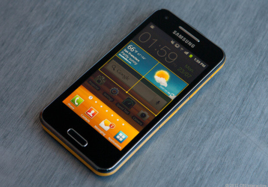 Điện thoại Samsung Galaxy Beam: Một chiếc điện thoại chạy Android chẳng phải thứ gì quá ghê gớm. Nhưng nếu bổ sung máy chiếu nhỏ trên smartphone thì sao? Điều này hoàn toàn có thể thực hiện nếu bạn sử dụng Samsung Galaxy Beam. Trên thực tế, model cài sẵn ứng dụng cho phép người dùng điều khiển máy chiếu, độ sáng 15 lumen và kích thước tối đa 50 inch. Điện thoại Samsung Galaxy Beam: Một chiếc điện thoại chạy Android chẳng phải thứ gì quá ghê gớm. Nhưng nếu bổ sung máy chiếu nhỏ trên smartphone thì sao? Điều này hoàn toàn có thể thực hiện nếu bạn sử dụng Samsung Galaxy Beam. Trên thực tế, model cài sẵn ứng dụng cho phép người dùng điều khiển máy chiếu, độ sáng 15 lumen và kích thước tối đa 50 inch.