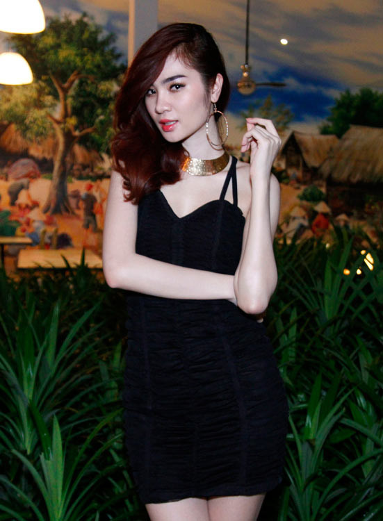 Ngọc Oanh quyến rũ, kiêu kỳ với mái tóc xoăn chải lệch.