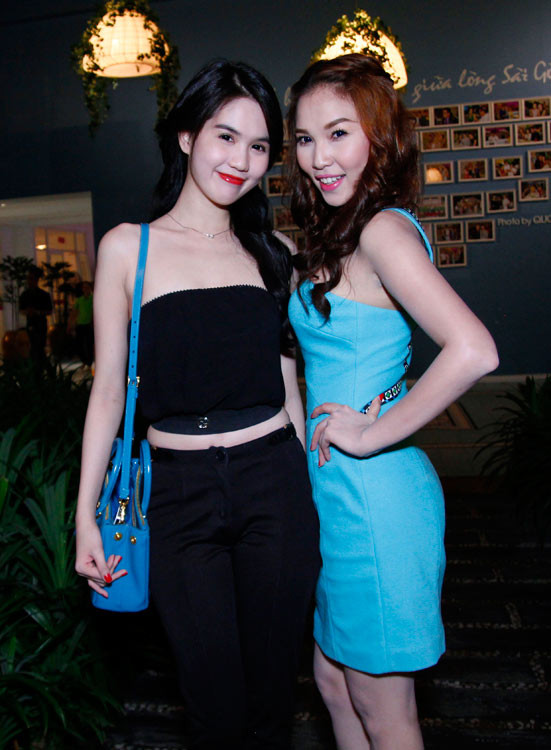 Quỳnh Thư tạo dáng cùng Ngọc Trinh .
