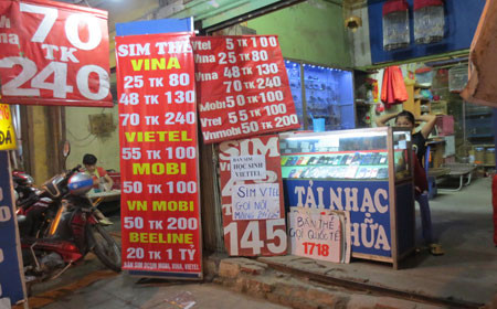 Các cửa hàng bán sim thẻ vẫn bán sim tỷ phú của Beeline nhưng thương hiệu này có vẻ nhạt nhòa so với các hãng khác. Các cửa hàng bán sim thẻ vẫn bán sim tỷ phú của Beeline nhưng thương hiệu này có vẻ nhạt nhòa so với các hãng khác.