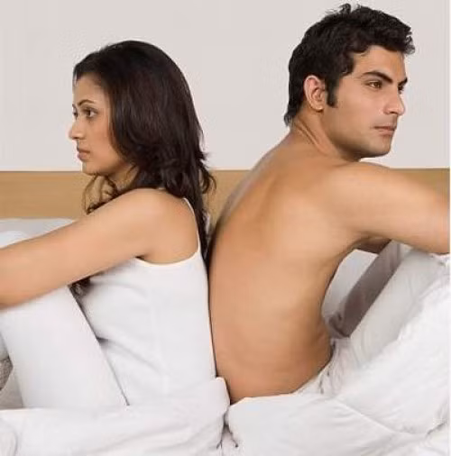 4. Góc cương dương giảm đi: Đàn ông giữa tuổi 30 và 50 có góc cương dương vật nhỏ hơn so với khi còn trẻ. Sau tuổi 50, góc cương còn giảm mạnh hơn nữa bởi bệnh tim mạch, thường xảy ra khi đàn ông ở độ tuổi 50-70. 4. Góc cương dương giảm đi: Đàn ông giữa tuổi 30 và 50 có góc cương dương vật nhỏ hơn so với khi còn trẻ. Sau tuổi 50, góc cương còn giảm mạnh hơn nữa bởi bệnh tim mạch, thường xảy ra khi đàn ông ở độ tuổi 50-70.