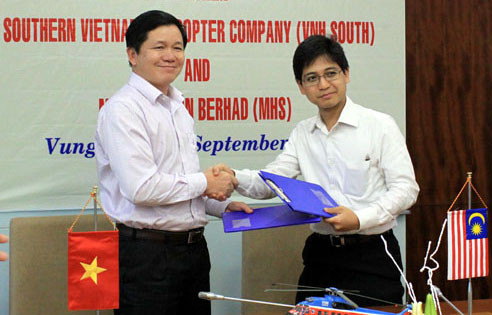 Đại diện hai công ty trao hợp đồng tại lễ ký kết Đại diện hai công ty trao hợp đồng tại lễ ký kết