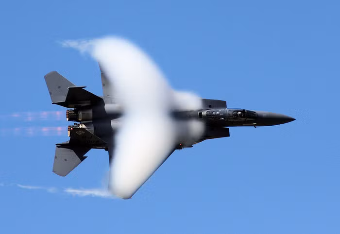 Tên tác phẩm: Fargo Flight - Một chiếc máy bay chiến đấu F-15 bứt phá tốc độ siêu âm tại cuộc triển lãm hàng không ở Fargo, Bắc Dakota. Tác giả: Darryl Skinner.