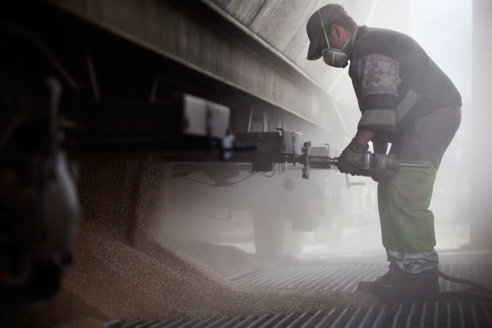 Hạt ngũ cốc rơi ra từ một khoang chứa khi người công nhân tháo chiếc khoá tại một đường ray ở Val de la Haye, Pháp, 23/06/2012. Hạt ngũ cốc rơi ra từ một khoang chứa khi người công nhân tháo chiếc khoá tại một đường ray ở Val de la Haye, Pháp, 23/06/2012.