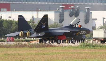 Hình ảnh rõ nét về chiếc tiêm kích tàng hình J-31/F-60 dẹp tan những lời đồn về "sản phẩm của Photoshop". Máy bay ghi số hiệu 31001, đuôi có biểu tượng con chim thay vì ngôi sao đỏ có chữ "bát nhất". Hình ảnh rõ nét về chiếc tiêm kích tàng hình J-31/F-60 dẹp tan những lời đồn về "sản phẩm của Photoshop". Máy bay ghi số hiệu 31001, đuôi có biểu tượng con chim thay vì ngôi sao đỏ có chữ "bát nhất".